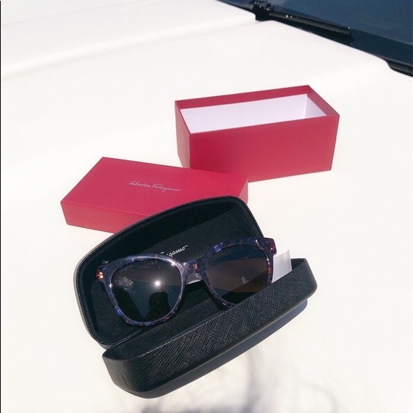 100% authentic Salvatore Ferragamo sunglasses - Picture 2 of 11